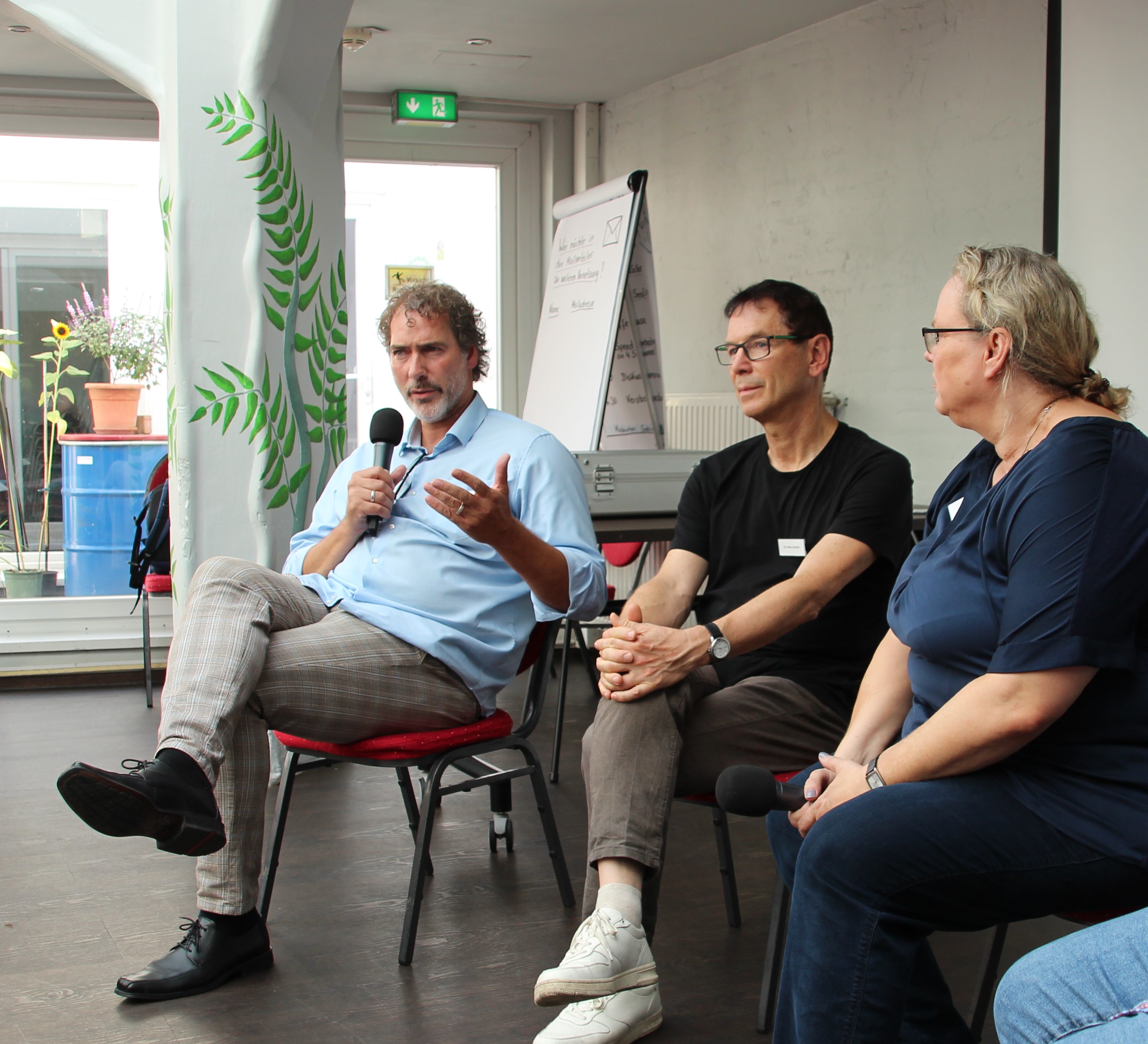 Diskussion mit (von links) Dr. Rücker, Dr. Serafin und Moderatorin Sabine Brauer